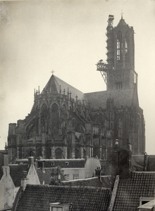 221728 Gezicht op het koor van de Domkerk (Munsterkerkhof) te Utrecht, uit het noordoosten, met daarachter de Domtoren ...
